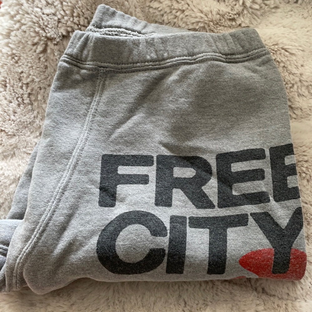 Women’s free city cropped sweats.